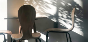 伊江昌子が代表取締役を務める株式会社オン・ダイアローグの椅子が並ぶイメージ写真